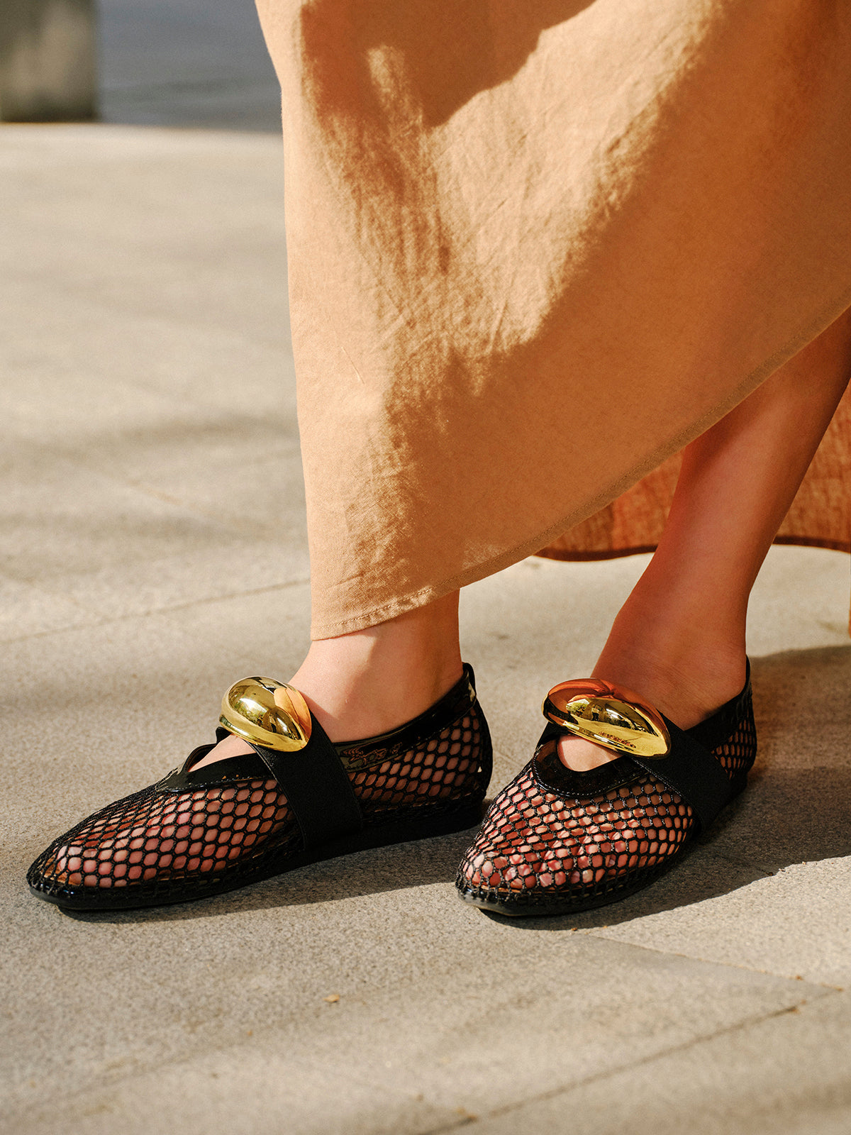 Mesh Design Shoes With Golden Accent